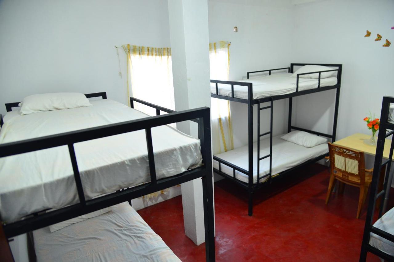 Lucky Beach Front Hostel Hikkaduwa Dış mekan fotoğraf